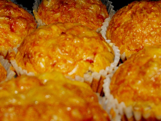 For an in between snack a side-dish or to fill a school lunch box the pizza muffins have an ideal serving form and size. 