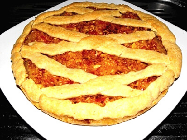 The easy apple pie recipe uses the whole egg and less butter. In consequence, the dough becomes easier to knead. It also requires less preparation time.