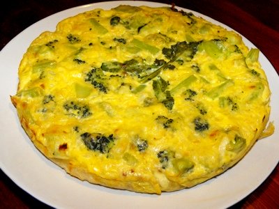 This popular broccoli quiche recipe with feta cheese can be served warm, as a sidedish or enjoyed as a snack throughout the day and fill a lunchbox.  