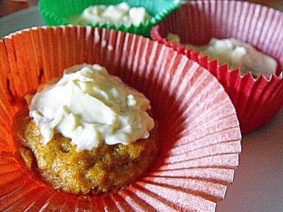 These carrot cupcakes with cinnamon and ginger topped with cream cheese icing make a fabulous healthy dessert.
