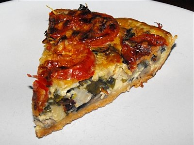 This mushroom quiche recipe has the same combination of tomato and mushrooms that I found so irresistible in the vegetarian lasagne recipe.