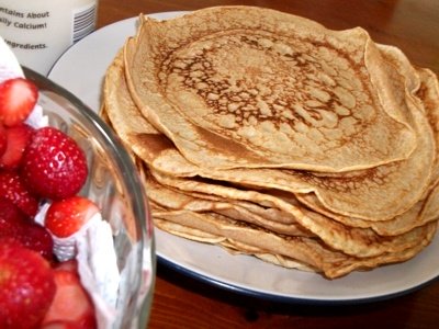 A delicious way to start a Sunday morning with quality time around the table is preparing this easy pancake recipe from scratch, which is a favourite of the whole family.