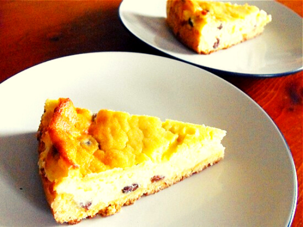 This is an adapted recipe to a popular cheesecake recipe from Germany using drained kefir quark. 
