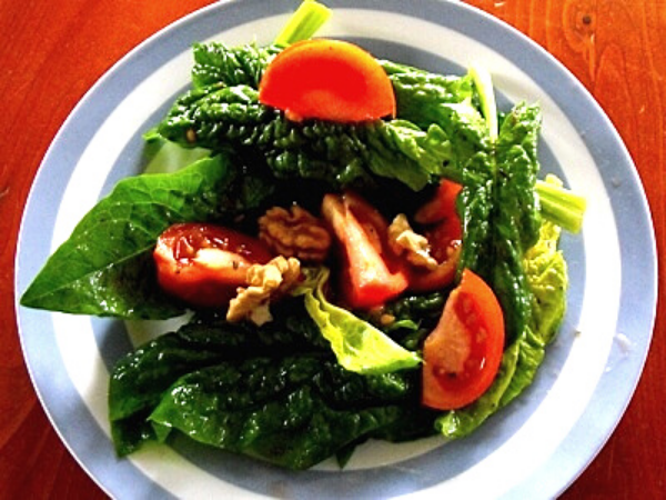 The tomato and spinach salad with walnuts as a secret ingredient is simple but very delicious. The nuts, in combination with the vinaigrette, make eating it an experience.