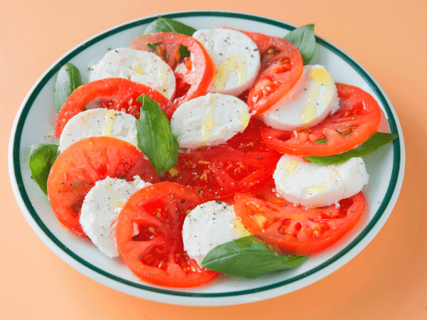  The tomato and mozzarella salad recipe makes a stylish appetizer when arranged in an alternating layer around a plate. Ideal with ripe tomatoes.